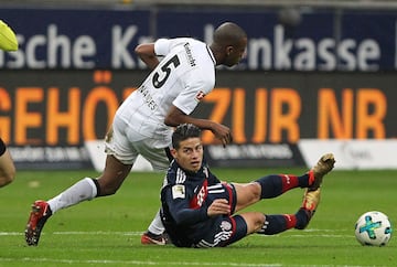 James Rodríguez estuvo los 90 minutos ante el Frankfurt y fue víctima de varias faltas y de una dura marca.