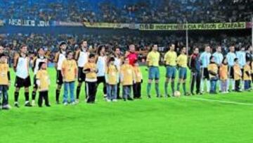<b>POCO MÁS DE MEDIA ENTRADA. </b>Las selecciones de Cataluña y de Argentina posan antes del partido celebrado el pasado martes en el Camp Nou. Apenas hubo más de media entrada.