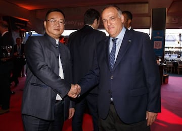 Chen Yansheng, presidente del Espanyol, y su homólogo en LaLiga, Javier Tebas, en el RCDE Stadium hace un año.