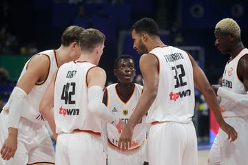 Dennis Schroder da instrucciones a sus compañeros en un corrillo formado durante el partido.