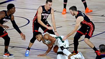 Tres jugadores de los Heat rodean a Giannis Antetokounmpo durante el tercer partido de las semifinales de la Conferencia Este de los playoffs de 2020, que enfrent&oacute; a Miami contra los Bucks.