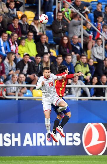 Besir Demiri y Héctor Bellerín.