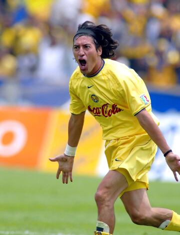 El Bambam es uno de los delanteros más recordados por los aficionados del América en las últimas décadas, pues el goleador chileno llegó al cuadro emplumado en 2001 y muy pronto se ganó el cariño de la afición al obtener el título del Verano 2002.