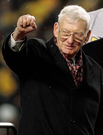 FILE PHOTO - Pittsburgh Steelers owner Dan Rooney celebrates after defeating the Baltimore Ravens in the NFL's AFC Championship football game in Pittsburgh, Pennsylvania, January 18, 2009. REUTERS/Matt Sullivan/File Photo