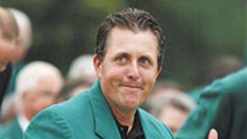 <b>TRIUNFAL</b>. Mickelson luce la chaqueta verde de campeón del Masters.