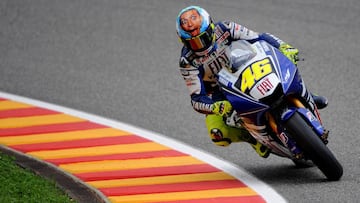 Valentino Rossi con el casco de su cara en Mugello 2008.