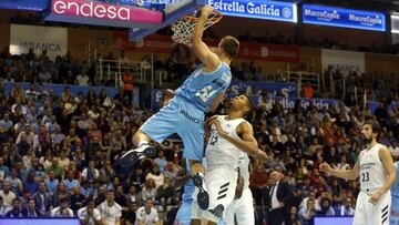 Gerun realiza un mate ante Tavares durante el partido entre el Breogán y el Real Madrid.