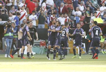 Los jugadores del Real Valladolid celebran en Vallecas la permanencia en Primera.