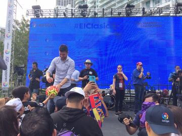 David Villa concediendo autógrafos en el evento Bein Sports en Miami. 