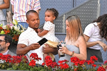 El gimnasta espa?ol Ray Zapata junto a su hija Olympia y Susana Sanz.