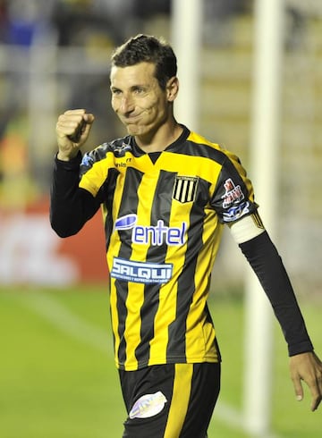 Pablo Escobar celebra su gol ante Velez Sarsfield.