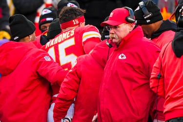 Rostro costernado del entrenador en jefe de los Kansas City Chiefs, Andy Reid, tras la lesión de Mahomes.