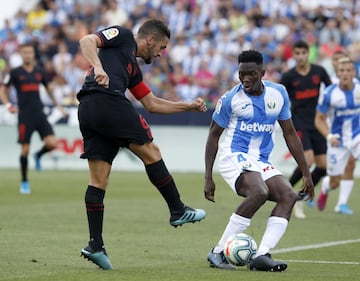 El jugador del Leganés, Omeruo, frena el lanzamiento del jugador del Atlético de Madrid, Koke. 
 