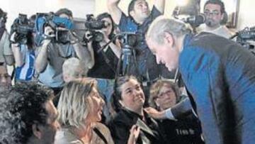 <b>EN HUELVA. </b>Calderón, con los familiares de los aficionados del Recreativo fallecidos en diciembre.