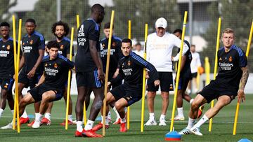 Vallejo, Lucas V&aacute;zquez y Kroos, en un ejercicio durante el &uacute;ltimo entrenamiento del Real Madrid.