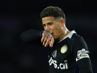 Soccer Football - Premier League - Brighton & Hove Albion v Chelsea - The American Express Community Stadium, Brighton, Britain - April 21, 2026 Chelsea's Enzo Fernandez Action Images via Reuters/Matthew Childs EDITORIAL USE ONLY. NO USE WITH UNAUTHORIZED AUDIO, VIDEO, DATA, FIXTURE LISTS, CLUB/LEAGUE LOGOS OR 'LIVE' SERVICES. ONLINE IN-MATCH USE LIMITED TO 120 IMAGES, NO VIDEO EMULATION. NO USE IN BETTING, GAMES OR SINGLE CLUB/LEAGUE/PLAYER PUBLICATIONS. PLEASE CONTACT YOUR ACCOUNT REPRESENTATIVE FOR FURTHER DETAILS..