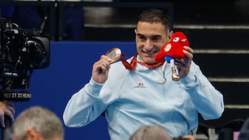 PARÍS , 29/08/2024.- El nadador español Miguel Luque posa con la medalla de bronce de la prueba de 50m pecho SB3 masculino este jueves en los Juegos Paralímpicos París 2024. EFE/Javier Etxezarreta