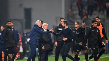 REGGIO NELL'EMILIA, ITALY - NOVEMBER 09: Jose Mourinho, Head Coach of AS Roma embraces Alessio Dionisi, Head Coach of US Sassuolo after the Serie A match between US Sassuolo and AS Roma at Mapei Stadium - Citta' del Tricolore on November 09, 2022 in Reggio nell'Emilia, Italy. (Photo by Alessandro Sabattini/Getty Images)