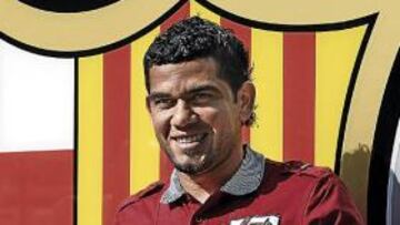 <b>ADIÓS Y HOLA. </b>Alves dejó Sevilla y posó así en Barcelona.