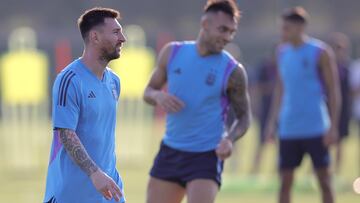Doha (Qatar), 21/11/2022.- Argentina captain Lionel Messi (L) attends a training session of the team in Doha, Qatar, 21 November 2022. Argentina will face Saudi Arabia on 22 November in their group C match of the FIFA World Cup 2022. (Mundial de Fútbol, Arabia Saudita, Catar) EFE/EPA/Friedemann Vogel