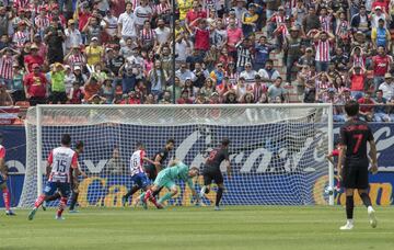 El jugador del Atlético San Luis, Nicolás Ibáñez, marca el 1-0.