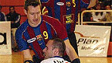 <b>POR EL SUELO</b>. Hace acosa a Olalla. El Barça ahora es superior.