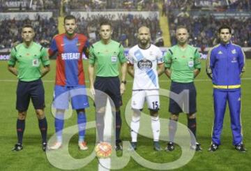 Partido Levante-Deportivo de la Coruña. Del Cerro Grande con sus asistentes Yuste Jiménez, Álvarez Cantón y el cuarto árbitro Fernandez Perez y los capitanes David Navarro y Laure.