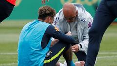 Neymar, atendido por el servicio m&eacute;dico de la selecci&oacute;n brasile&ntilde;a.