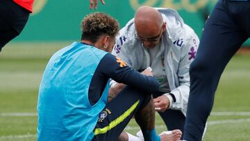 Neymar, atendido por el servicio médico de la selección brasileña.