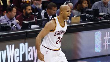 Richard Jefferson celebra un triple en el primer cuarto del tercer partido.