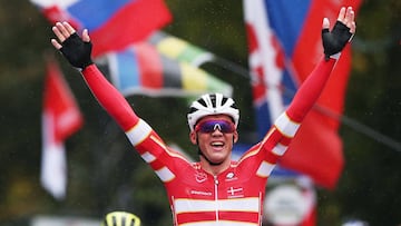 Mads Pedersen celebra su victoria en el Mundial de Ciclismo