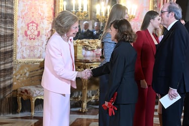 La Reina Sofía y Carmen Calvo durante la recepción celebrada tras la imposición del Toisón de Oro en el Palacio Real.