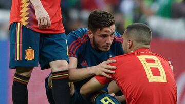 Saúl consuela a Koke.