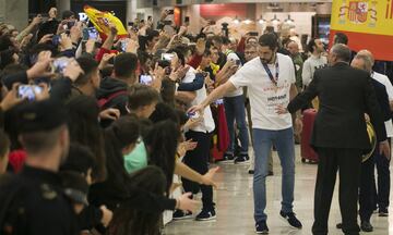 Llegada de los Hispanos al aeropuerto Adolfo Suárez Madrid-Barajas. Raúl Entrerríos con los aficionados en Madrid.