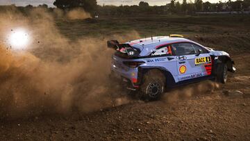 Andreas Mikkelsen en acción con el Hyundai en Cataluña.