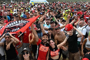 Fans de Francesco Bagnaia del equipo Ducati Lenovo después del Gran Premio de Italia.