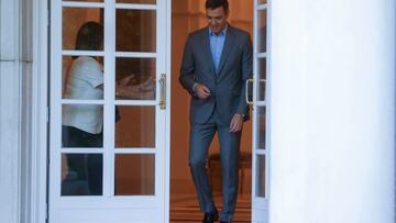 MADRID, 29/08/2023.- El presidente del Gobierno en funciones, Pedro Sánchez, sale a recibir a los deportistas María Pérez y Álvaro Martín, doble medalla de oro en el Campeonato Mundial de Atletismo de Budapest (Hungría), y al equipo técnico de la Selección española de Atletismo, en el Complejo de la Moncloa, este martes. EFE/Juan Carlos Hidalgo
