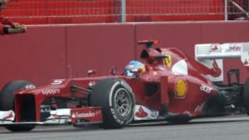 <b>NUEVA ALEGRÍA EN ROJO. </b>Los mecánicos de Ferrari celebran con Fernando Alonso una victoria que refuerza el liderato mundialista del piloto español.