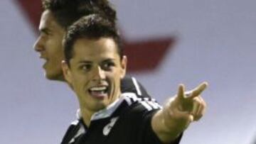 Chicharito celebra su doblete.