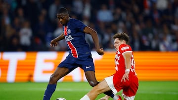 Krejci le quita el balón a Dembélé en el último momento cuando este iba a marcar.