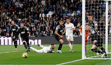 Raúl Guti, Karim Benzema, Lisandro Magallán y Dani Ceballos observan como la pelota se pasea por la portería Edgar Badía.
