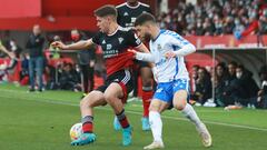 Carreira se lleva el bal&oacute;n ante la presencia de Shashoua, jugador del Tenerife.