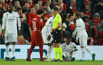 Alaba, lesionado, se va al césped de Anfield.