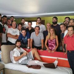 Sergio Llull recibe la visita de sus compañeros de la Selección
