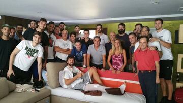 Sergio Llull recibe la visita de sus compañeros de la Selección