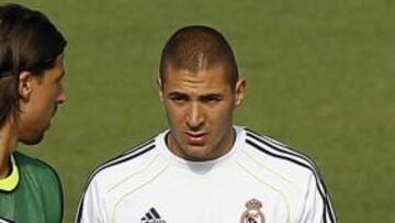 Benzema se retira del entrenamiento por un golpe en el tobillo
