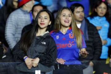 Hinchas de Universidad de Chile alientan a su equipo antes del partido de Super Copa contra Universidad Catolica disputado en el estadio Ester Roa de Concepcion, Chile.