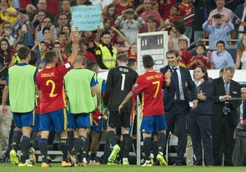 En la foto, Lopetegui felicita a Villa durante el partido de clasificación para el Mundial de Rusia 2018 frente a Italia en septiembre de 2017.
 