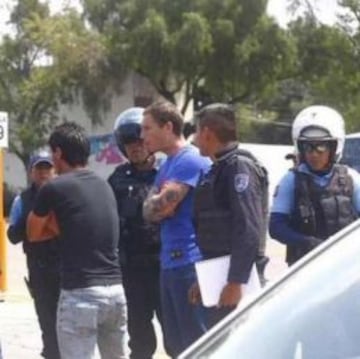 Los futbolistas argentinos de La Franja fueron detenidos unas horas, después de que se suscitara una confusión con una pistola de juguete que llevaban en su carro.