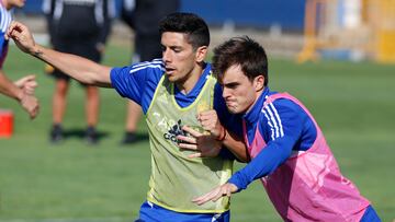 Fran Gámez pugna con Francho en un entrenamiento.